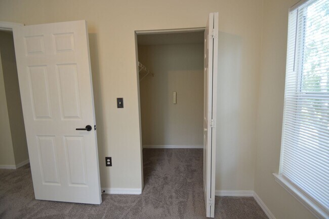 Building Photo - 1 bed/1 bath with Den in CARROLLWOOD AREA:...