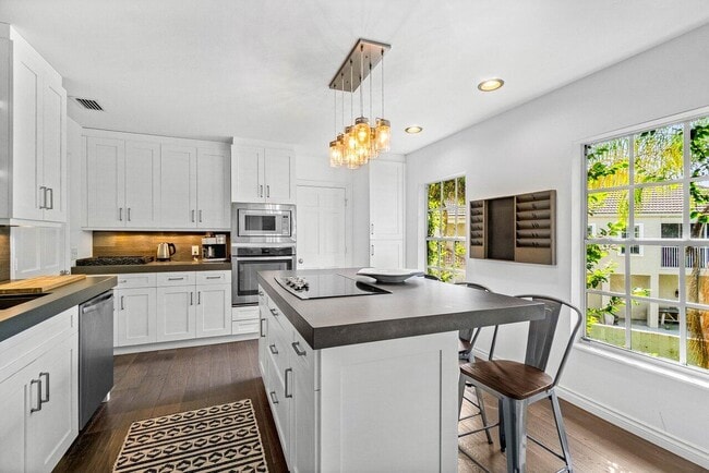 Building Photo - 11823 Pebblewood Dr