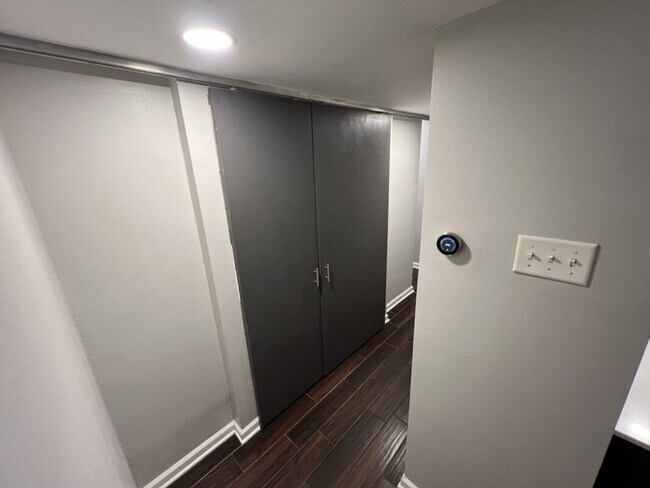 Building Photo - Fully Renovated 3 Bedroom Apartment in Pri...