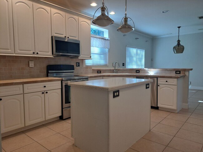 Building Photo - Charming 3/2 Bungalow