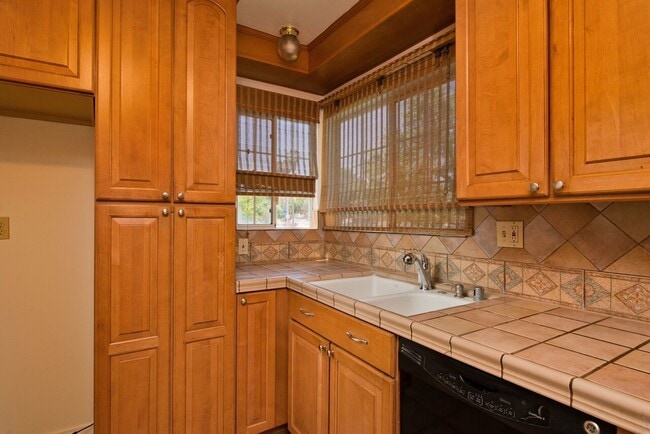 Building Photo - Briarcliffe Townhouse Updated Inside and Out