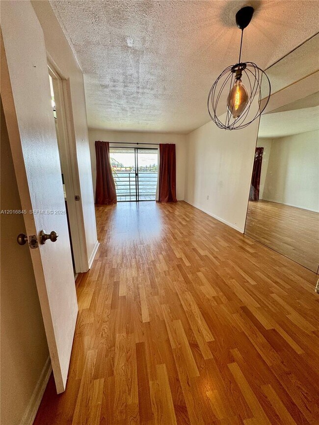Building Photo - 2762 W 60th St