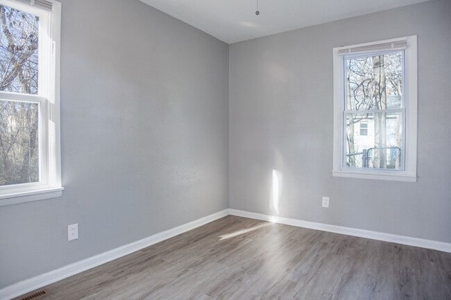 Building Photo - COMING SOON: Adorable 2-Bed Home with Bright Interiors in Independence!