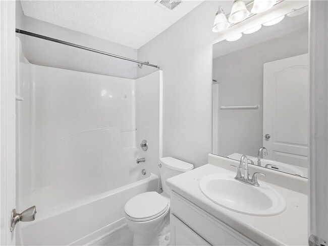 Building Photo - 5539 Pineridge Ct