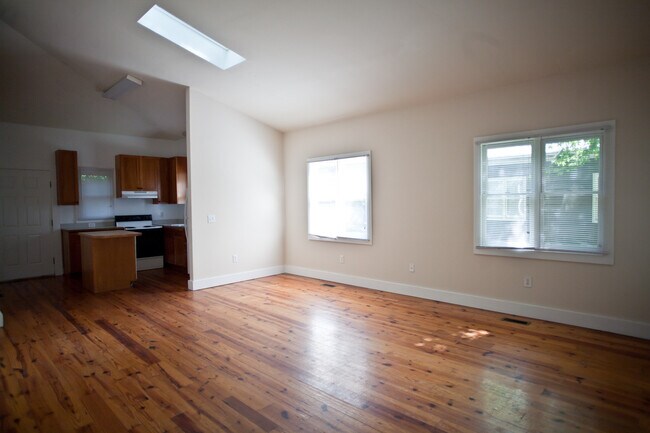 Building Photo - Great house with hardwood floors! Walk to ...