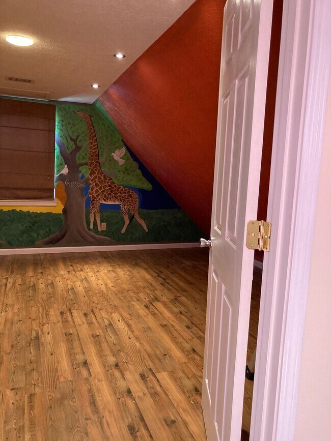 Building Photo - **Backyard offers Country Setting in City ...