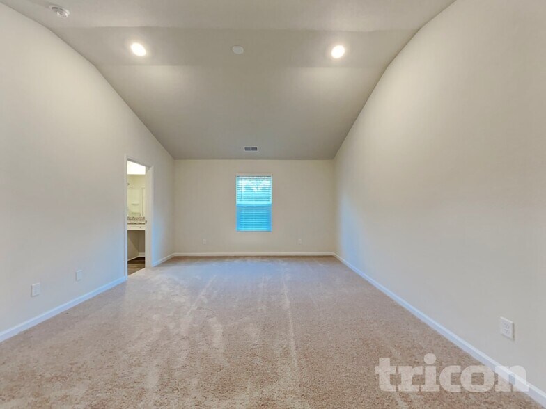 Building Photo - 2136 Southlea Dr