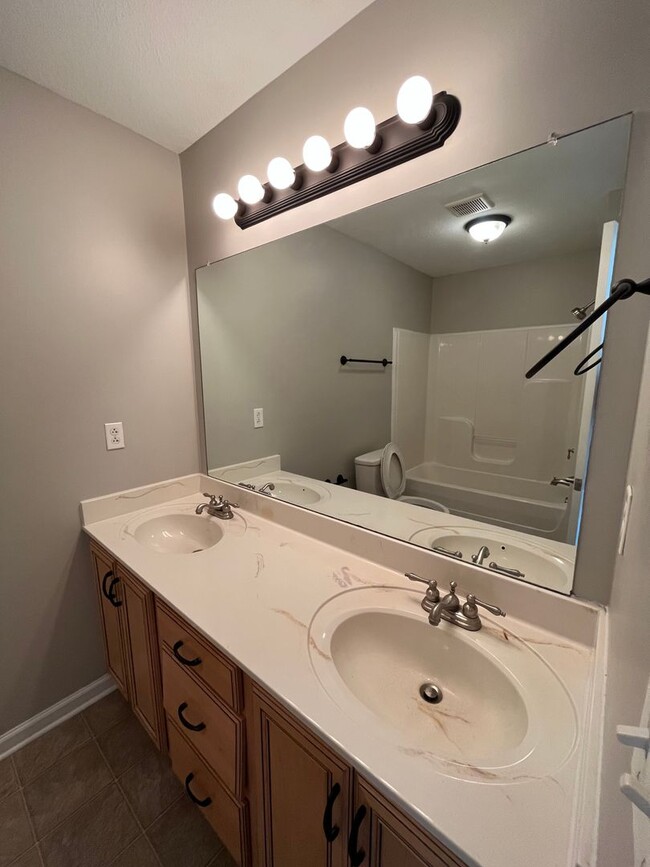 Building Photo - Charming 3 Bed / 2 Bath Ranch-Style Home o...