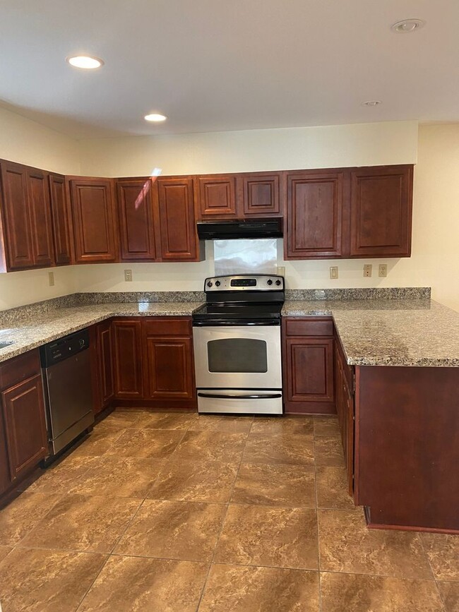 Building Photo - Townhome in Lake View