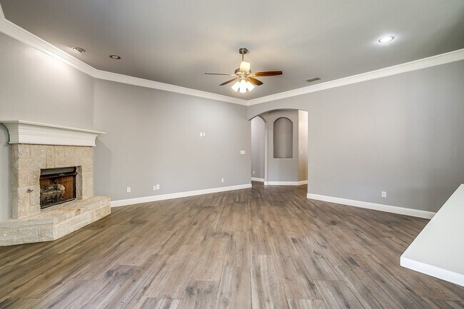 Building Photo - Beautiful 4 Bed, 2 Bath in Pristine Willow...