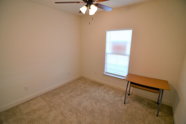 Building Photo - Trendy, 3 bedroom, 2 bath home in coveted Kenilworth Crossing Community near LSU