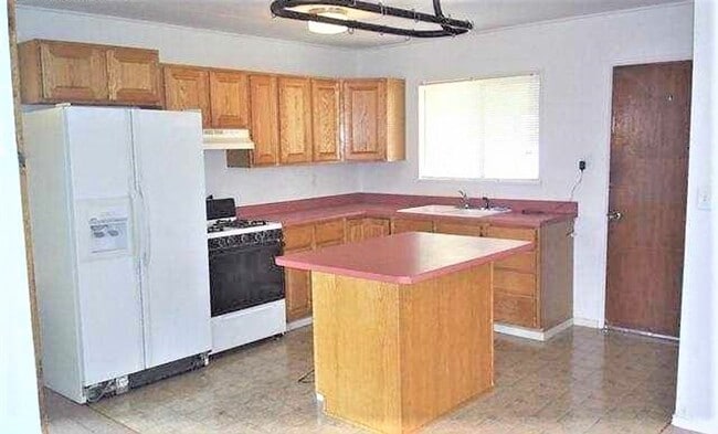 Building Photo - $1742 | 3BR/1BA | Cute Dog Friendly Home f...