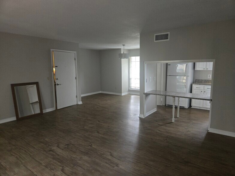 Building Photo - 3600 Chateau Dr