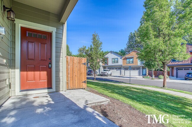 Building Photo - Contemporary 3 Bed 2.5 Bath Style Home in ...