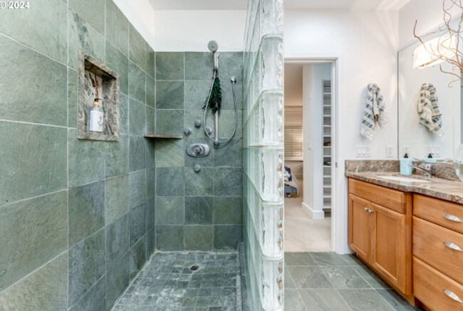 Building Photo - Elegant Riverfront Condo with Panoramic Views & Modern Comforts in Vancouver, WA