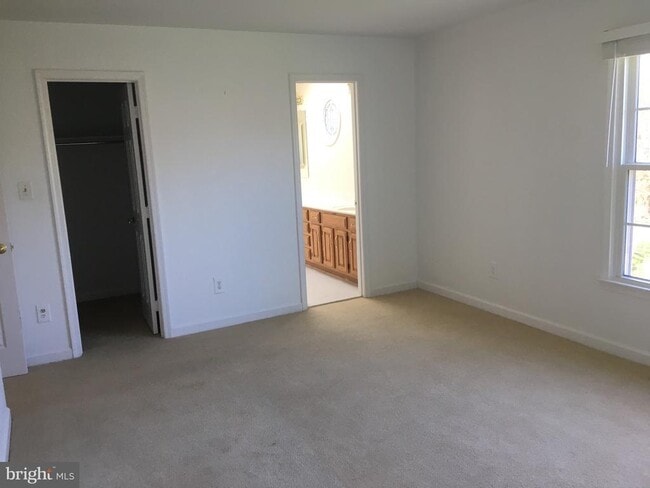 Building Photo - 5430 Ashleigh Rd