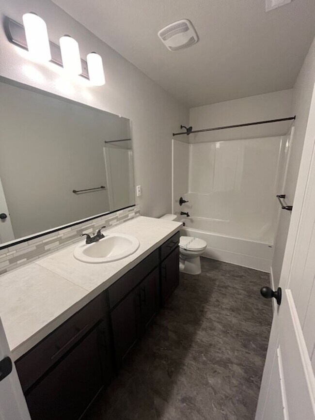 Building Photo - 3 Bedroom 2.5 Bath Newberg OR