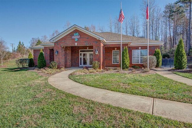 Building Photo - Stop Looking and Stary Living - First Full Month Free!