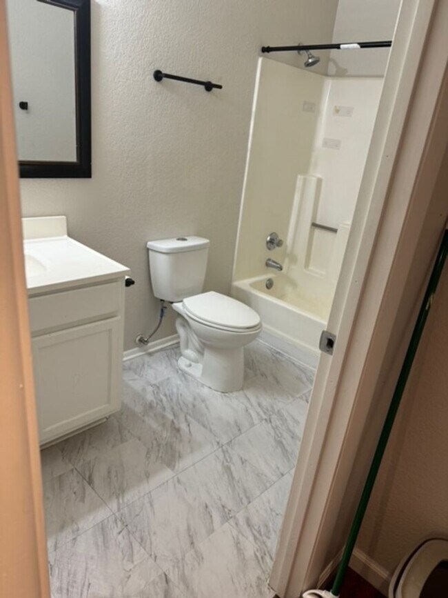 Building Photo - 2 bedroom 2 bath condo located in a gated community