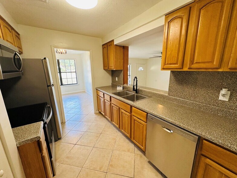 Building Photo - 1904 Delaroche Dr W