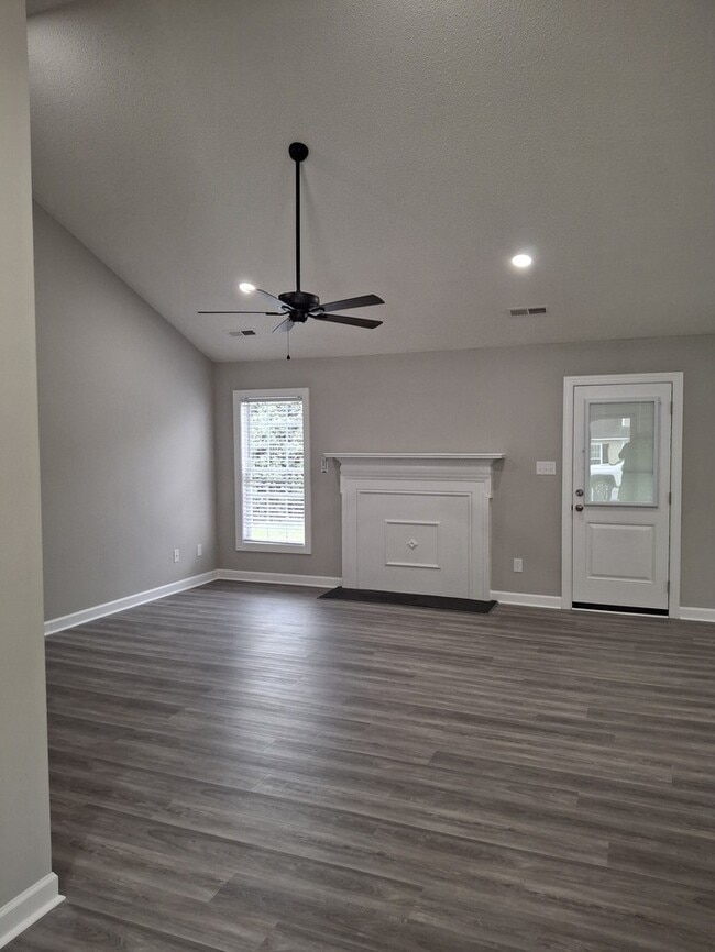 Building Photo - Recenlty Remoduled 3 bedroom 2 Bath