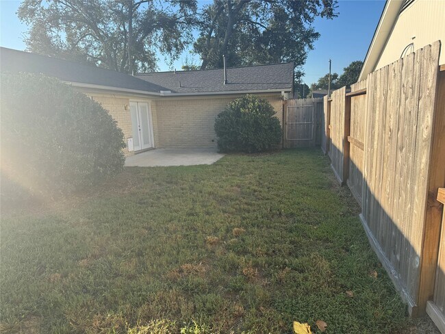 Building Photo - 5814 Viking Dr