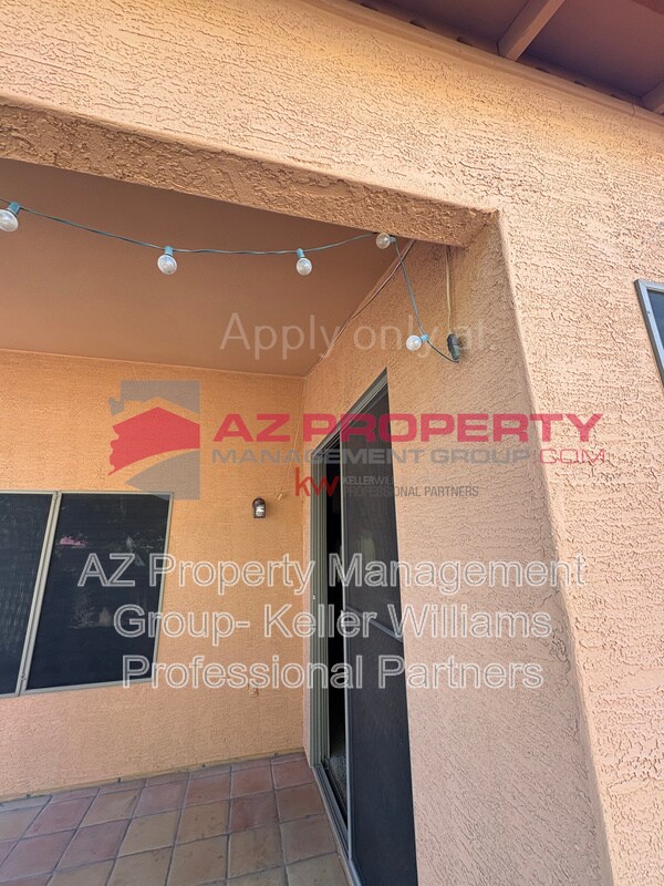 Building Photo - 15745 W Latham St