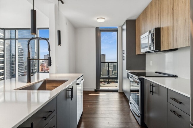 Building Photo - 350 N Canal St