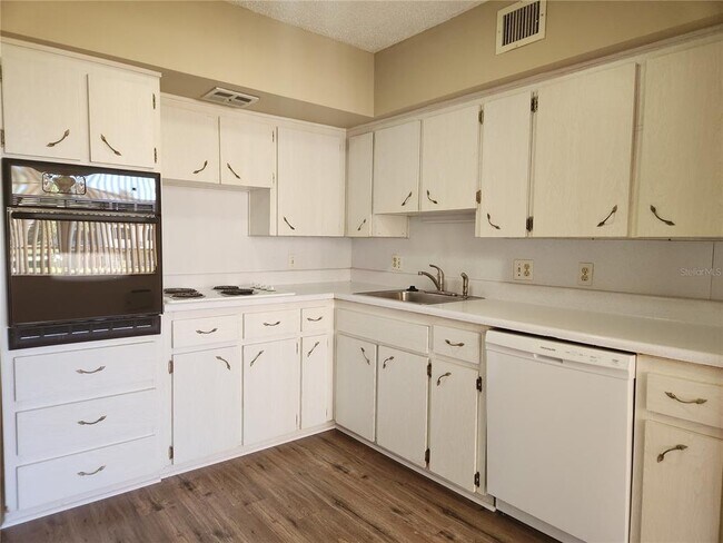 Building Photo - 2402 Ecuadorian Way