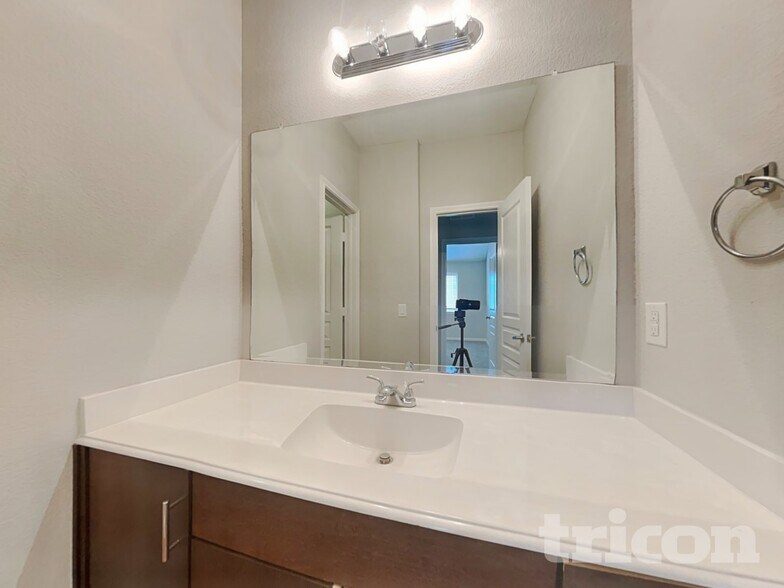 Building Photo - 423 Hayes St