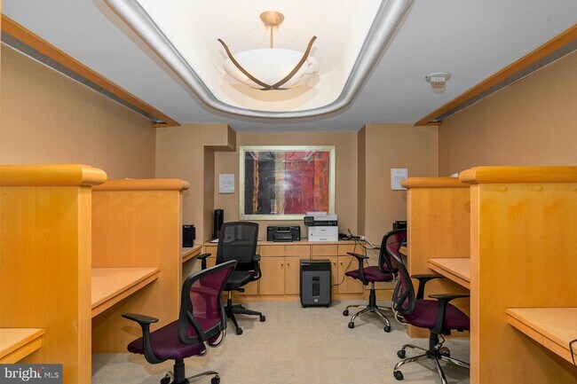Building Photo - Luxurious living in Penn Quarter
