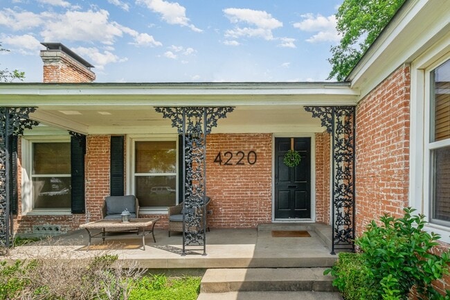Building Photo - 4220 Lovers Ln