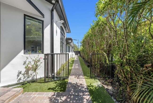 Building Photo - 5120 Carillo St