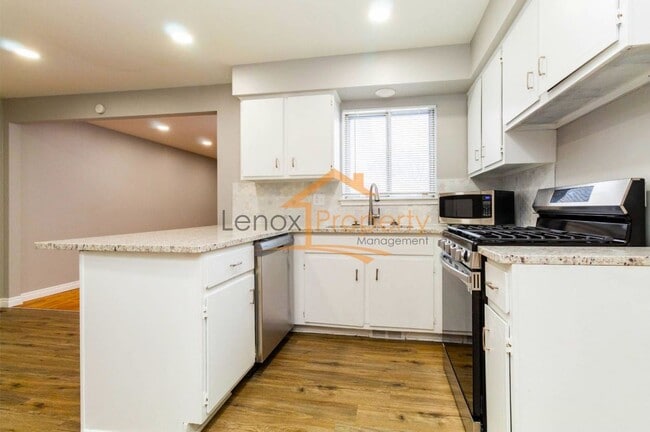 Building Photo - Beautiful Ranch In Plymouth 1 MONTH FREE RENT!!