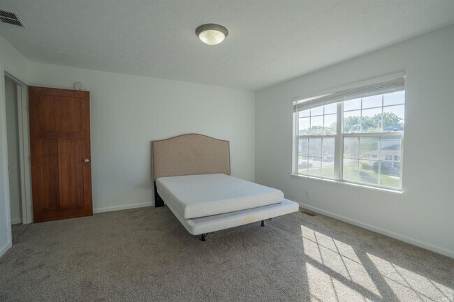 Building Photo - 2706 Grosbeak Ln