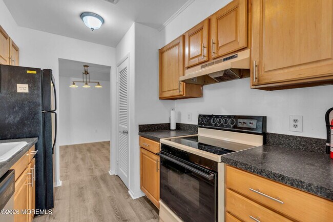 Building Photo - 166 E Holly Ln