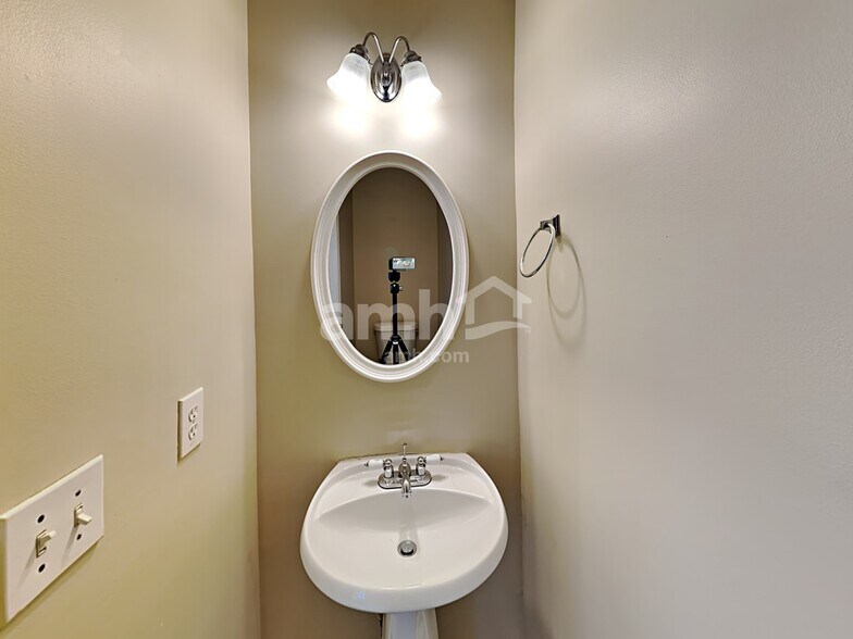 Building Photo - 47 Trotters Way