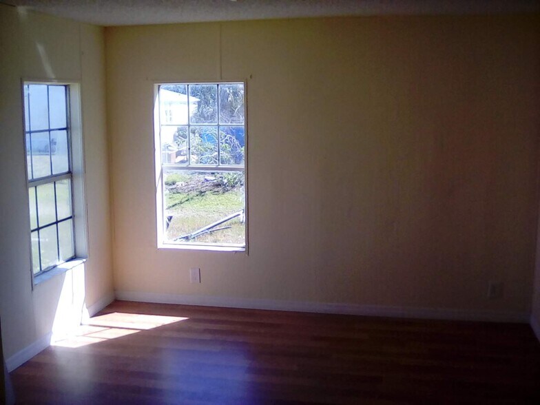 Master Bedroom - 560 Fleetwood St