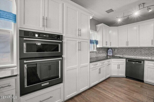 Building Photo - 11032 Bullseye St