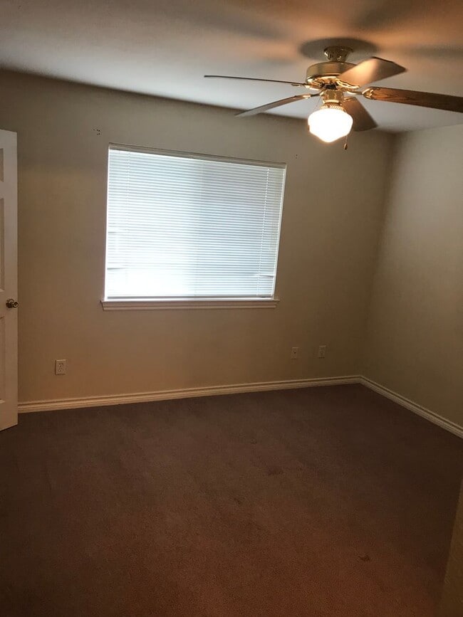 Building Photo - Spacious Duplex Available In Steeplechase ...