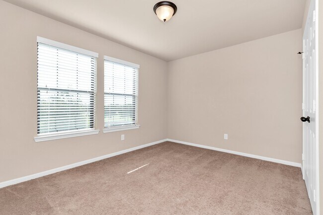 Building Photo - 5635 Round Robin Dr