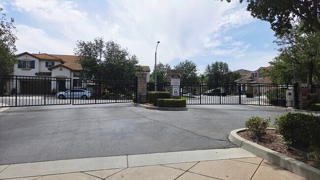 Building Photo - Willow Dr.