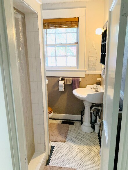 Building Photo - 1677 Government St