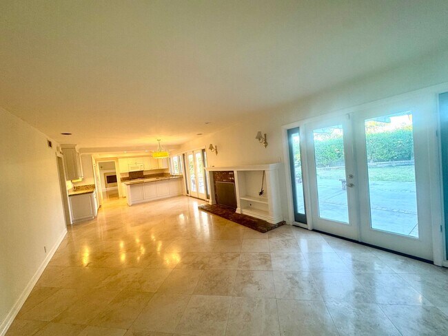 Building Photo - Elegant 4 bedroom, 3 bath large home locat...