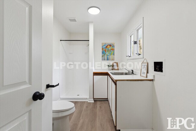 Building Photo - 7413 W Sylvania Ave