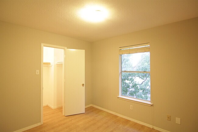 Building Photo - 8230 Golf Green Cir