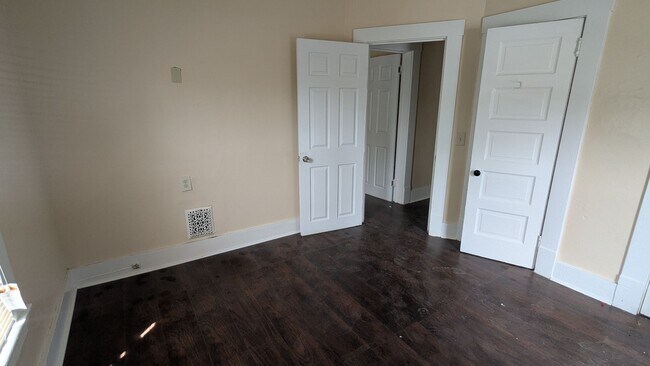 Building Photo - Discover this three-bedroom, one-bath home in Cleveland