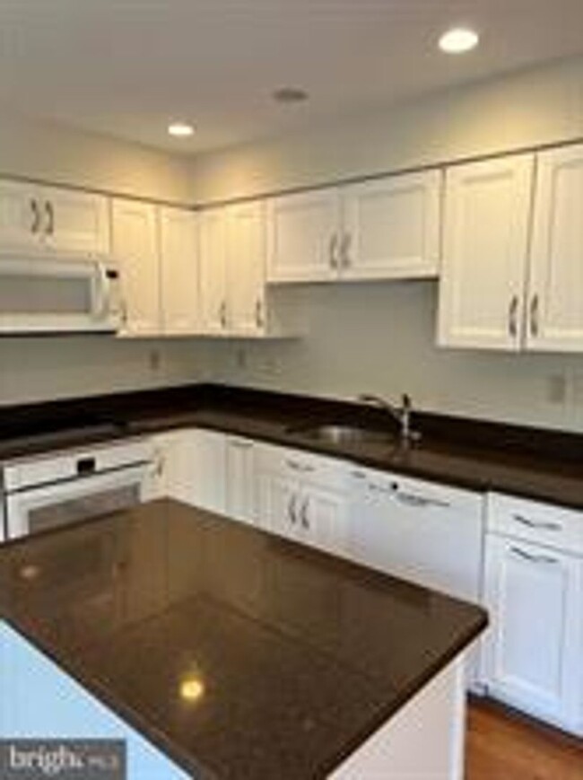 Building Photo - BEAUTIFUL END UNIT TH NEAR DOWNTOWN ROCKVILLE