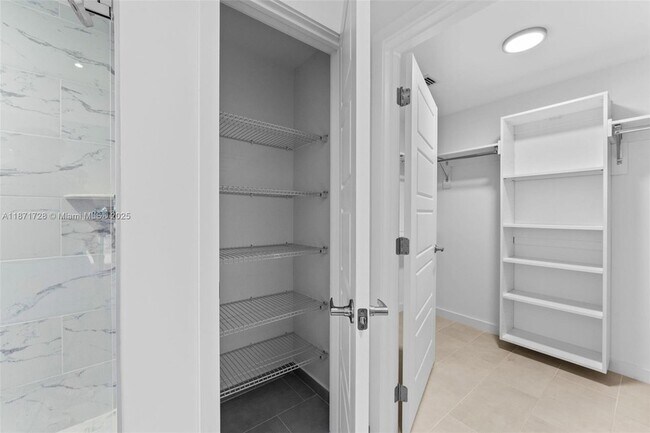 Building Photo - 2150 N Bayshore Dr