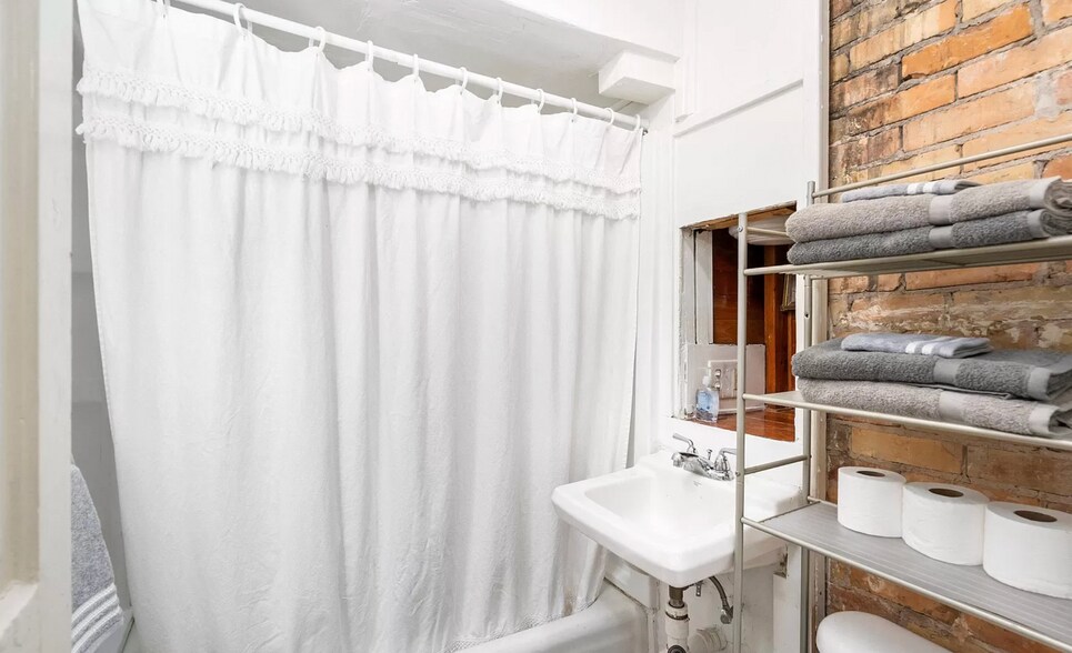 Building Photo - 316 N 15th Ave E